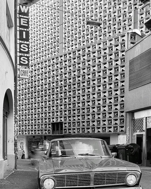 Das Foto zeigt einen Oldtimer vor der Horten Aussenfassade