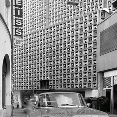 Das Foto zeigt einen Oldtimer vor der Horten Aussenfassade